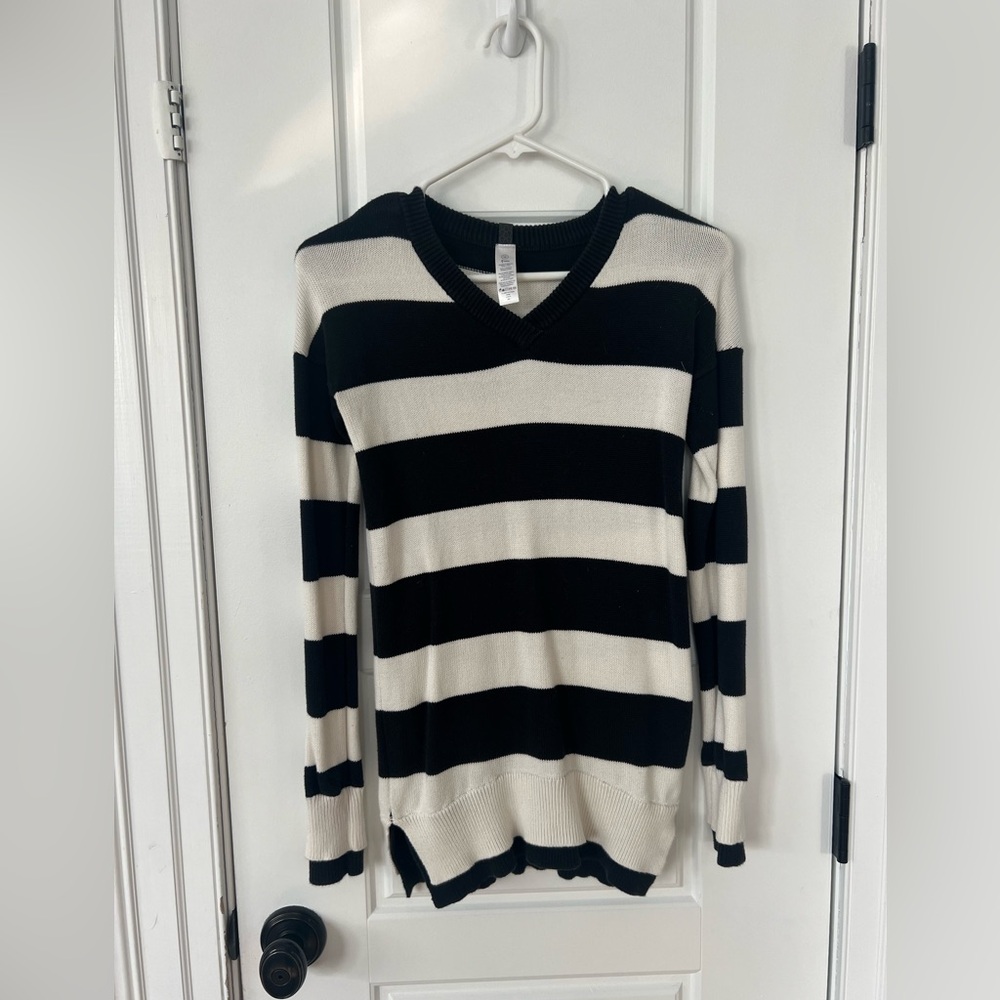 Ivivva | Black & White V-neck Sweater